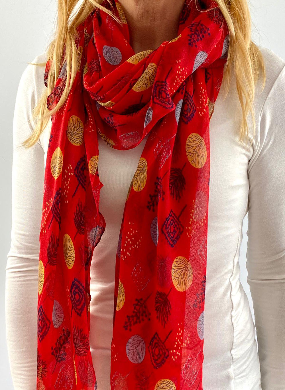 Red scarfe Main